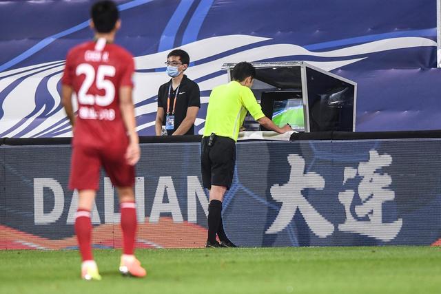 广州队球门率先失守！边路被突破 门前盯人不紧